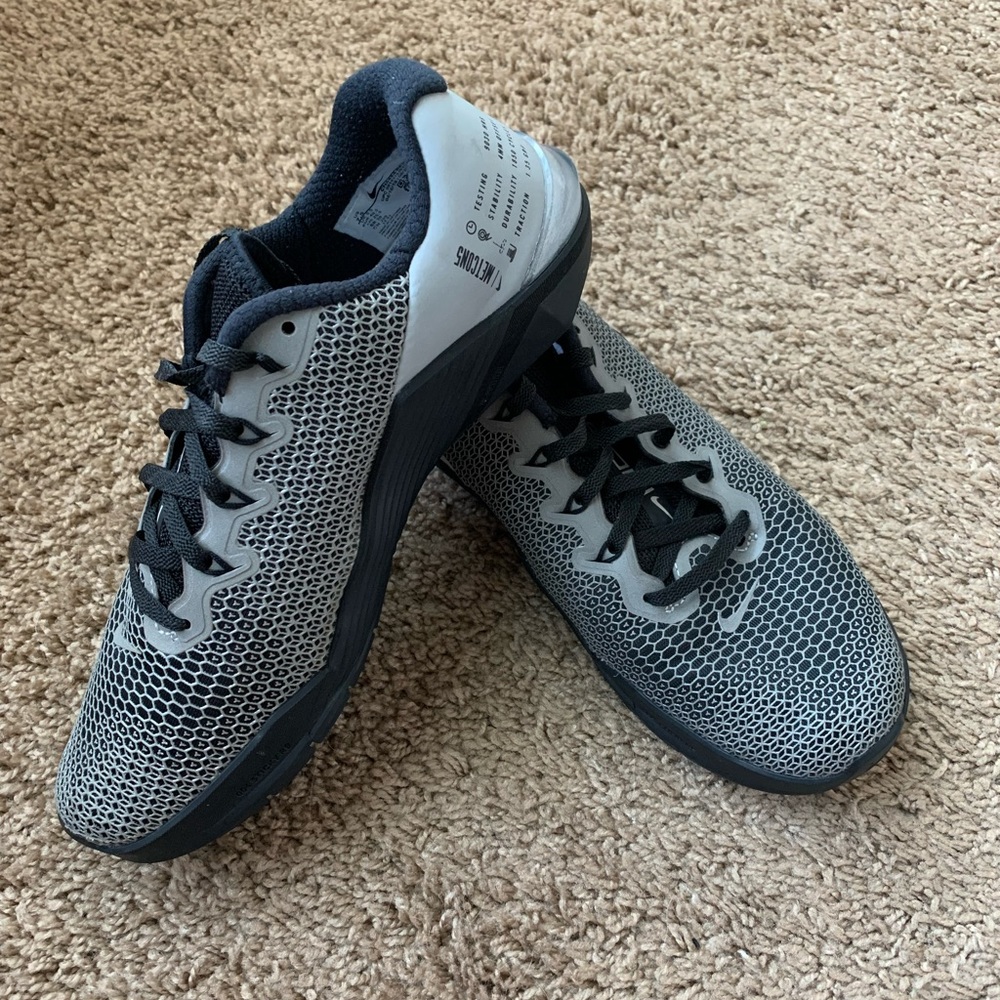 Nike Metcon 5       Mens Size 7.5 Woman’s 9